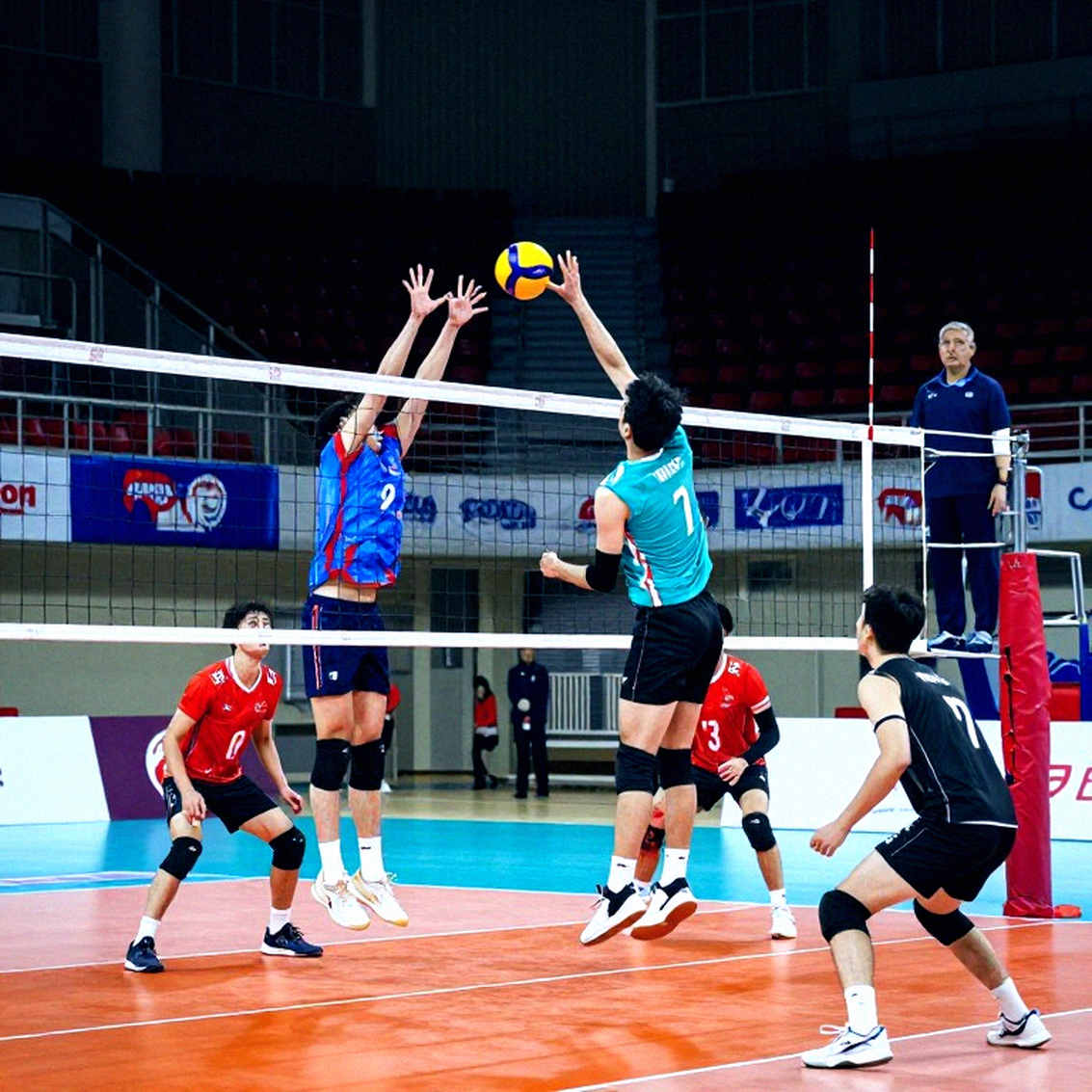Kentucky hạ Louisville 3-1: DeLeye 22 điểm, Gaerte 20 điểm và cú lội ngược dòng từ .079 lên .420 Kentucky hạ Louisville 3-1: DeLeye 22 điểm, Gaerte 20 điểm và cú lội ngược dòng từ .079 lên .420