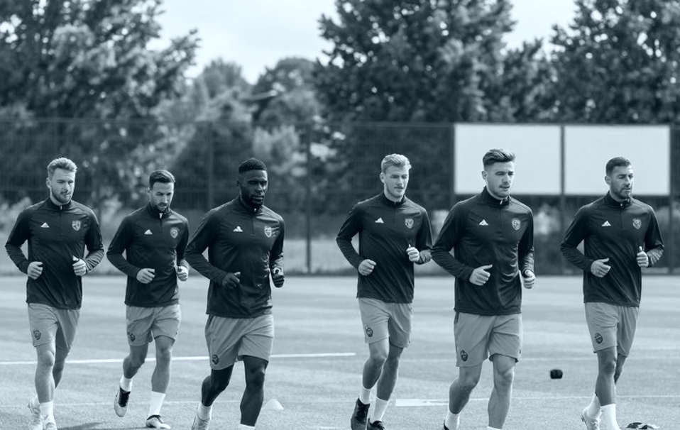 Ronaldo rời trại tập trung, Messi để lại chiếc áo số 10: Hai cuộc chuyển giao song song