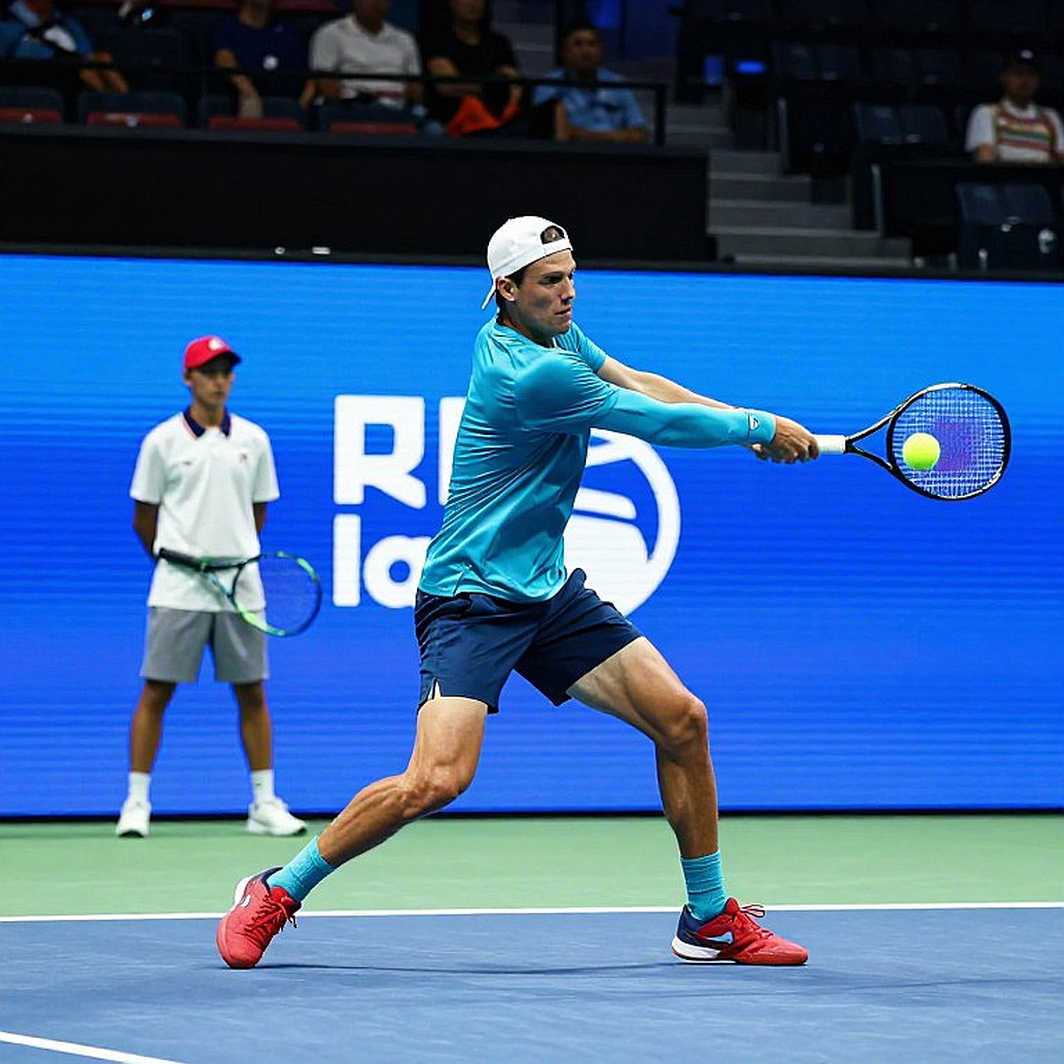 Alex Eala và trận ra mắt sau cánh cửa đóng: Ranh giới giữa sự kiện quốc gia và hệ thống WTA