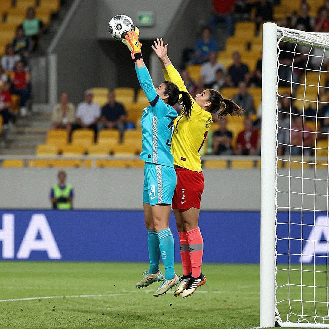 V.League và câu chuyện chạy cánh: Khi bóng đá Việt Nam thu hẹp chính mình V.League và câu chuyện chạy cánh: Khi bóng đá Việt Nam thu hẹp chính mình